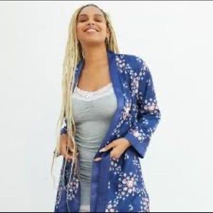 New Morgan Lane Allie Satin Robe - Navy Floral (S/M) 0-8
